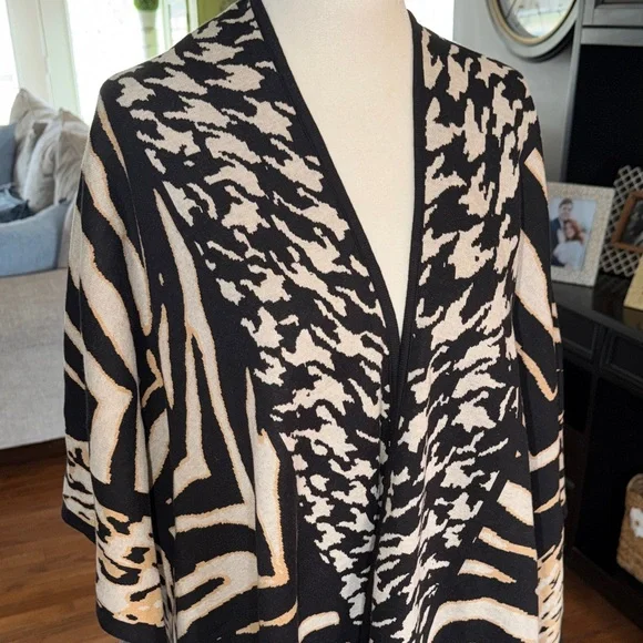 Chico's Black and Cream Patterned Wrap - Picture 3 of 9